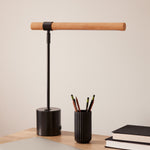 Cargar imagen en el visor de la Galería, Lámpara de mesa LED de madera lineal moderna Moss: giratoria y ajustable, carga USB
