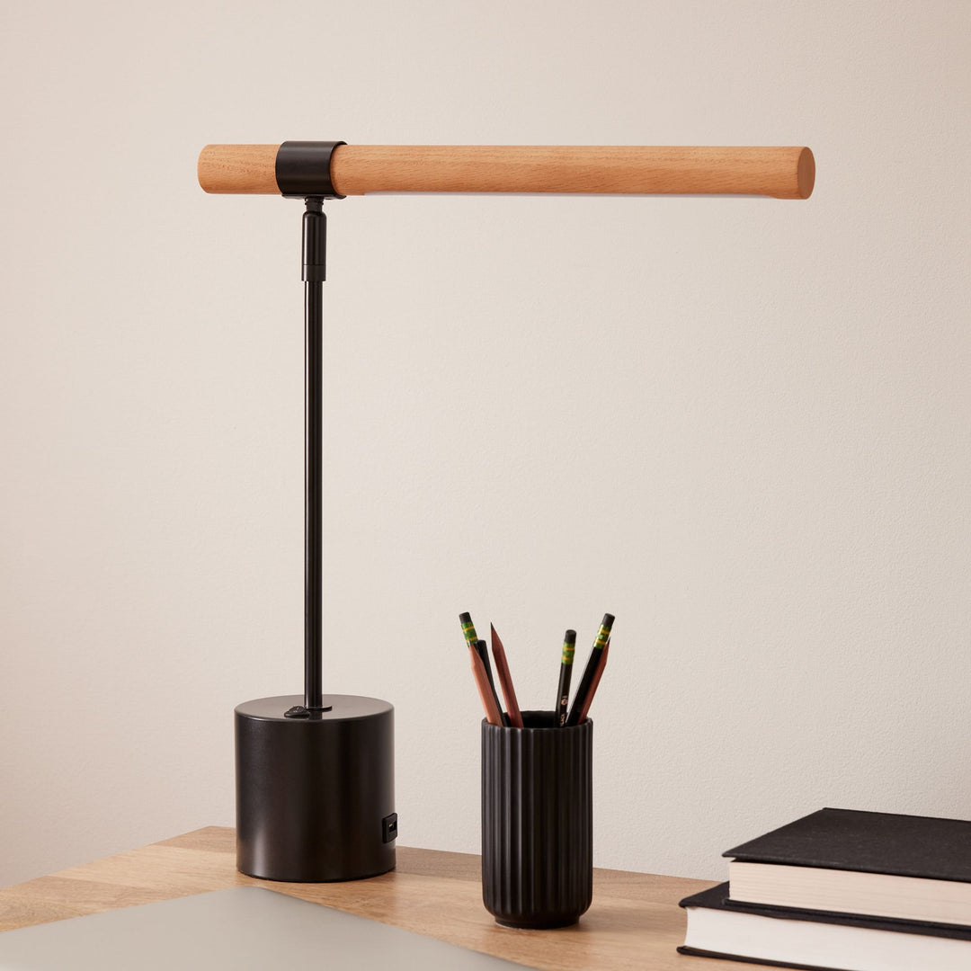 Lámpara de mesa LED de madera lineal moderna Moss: giratoria y ajustable, carga USB