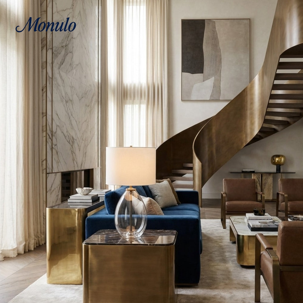 Sustaina Gebogene Tischlampe aus recyceltem Glas mit Stoffschirm – Nachhaltige moderne Akzentbeleuchtung für Wohnzimmer