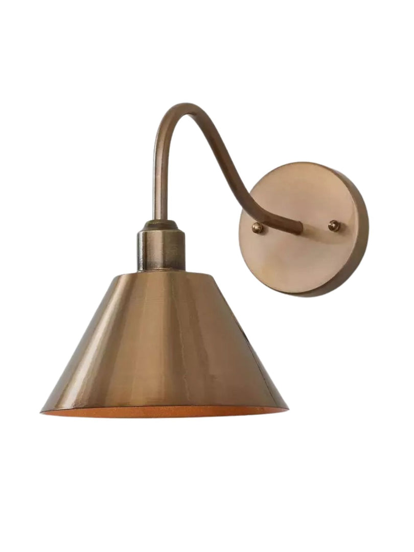 Aplique industrial moderno cónico con silueta de metal limpio