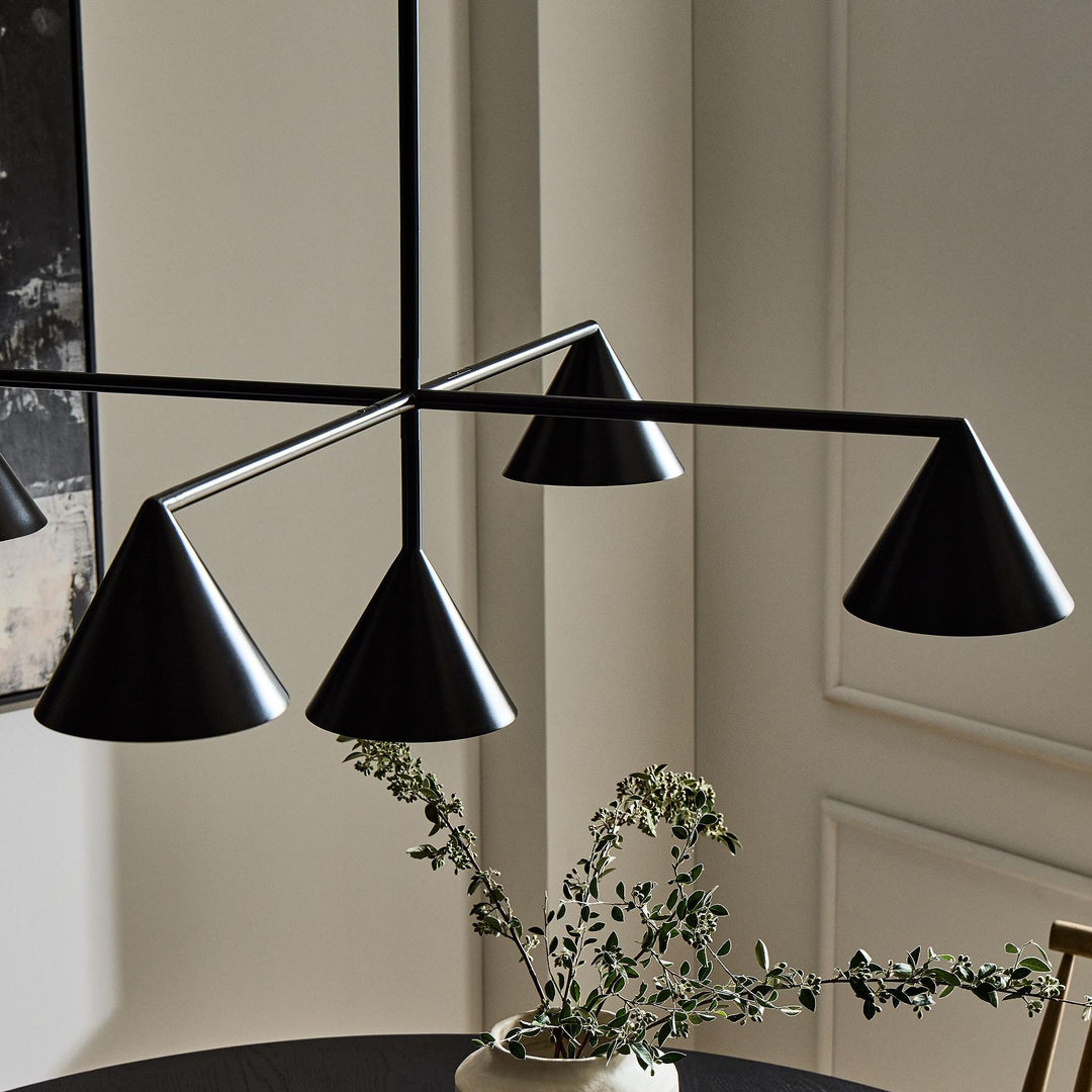 Lámpara de araña de metal con pantalla cónica Brivana: lámpara de comedor minimalista lineal