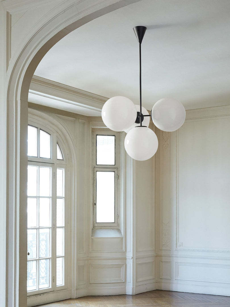 Lámpara de araña Ulvara con diseño lineal de globo de vidrio: elegancia contemporánea