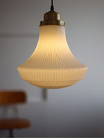 Bild in der Galerieansicht laden, Opalglas Pendelleuchte - Vintage Milchglas &amp; geripptes Design für elegante Räume
