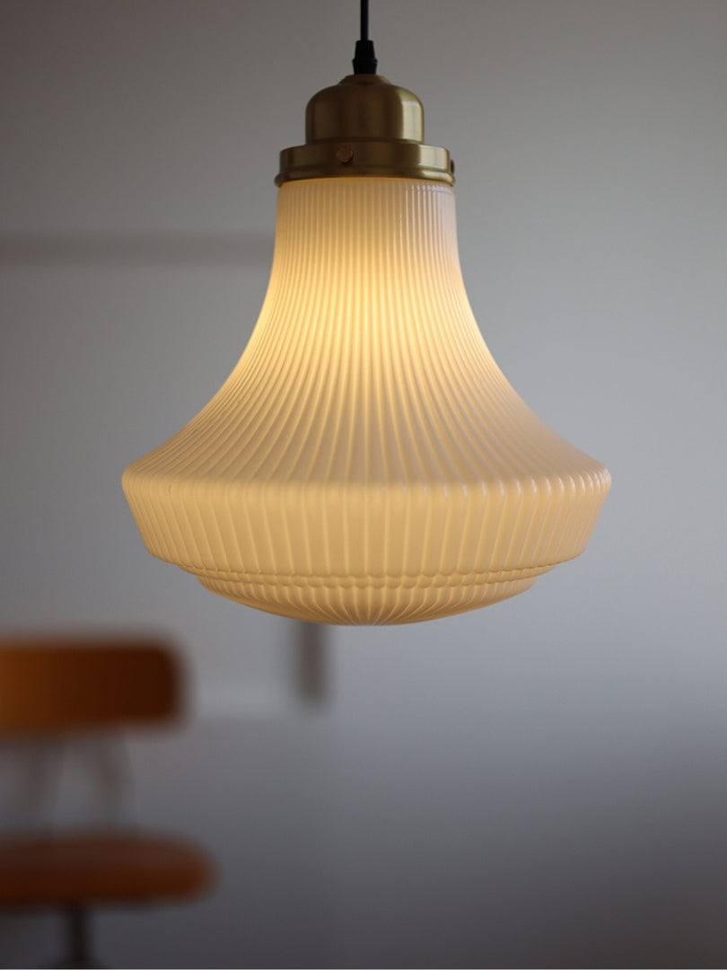 Opalglas Pendelleuchte - Vintage Milchglas & geripptes Design für elegante Räume
