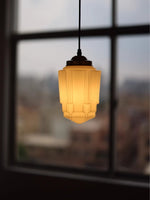Bild in der Galerieansicht laden, Opalglas Pendelleuchte – Vintage Milchglas Pendelleuchte mit Messingakzent
