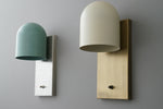 Charger l&#39;image dans la visionneuse de galerie, Applique murale Metio Dome en laiton, style milieu de siècle moderne – Un éclairage polyvalent pour les espaces de vie
