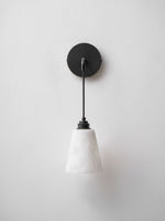 Bild in Gallery-Viewer laden, Droplet Alabaster Wandleuchte