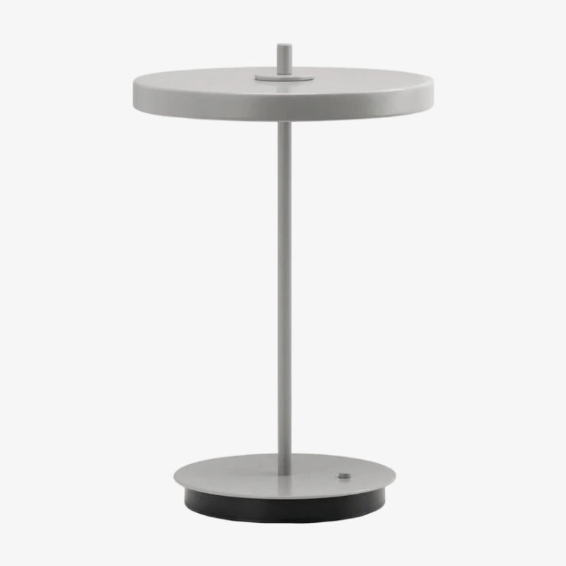 Lampe de table en métal minimaliste moderne sculpturale Astris pour salon et bureau