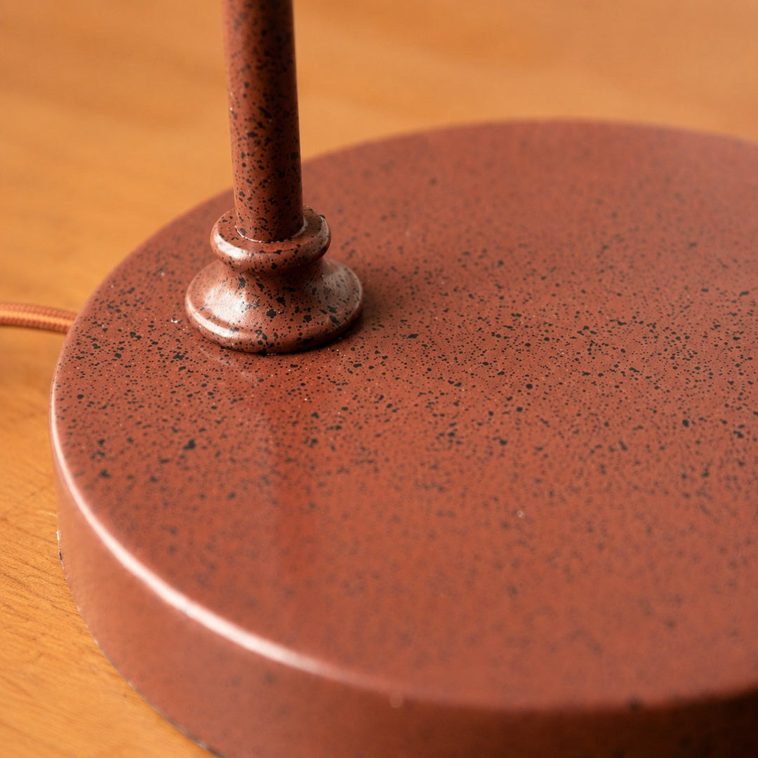 Lampe de table avec abat-jour en rotin tressé à la main et structure métallique courbée