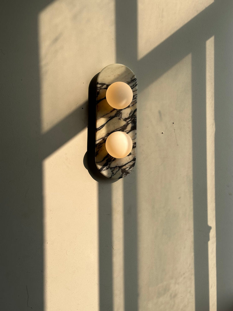 Moderne minimalistische vertikale Wandleuchte mit schlankem Profil für Schlafzimmer-Nachttisch und Akzentbeleuchtung