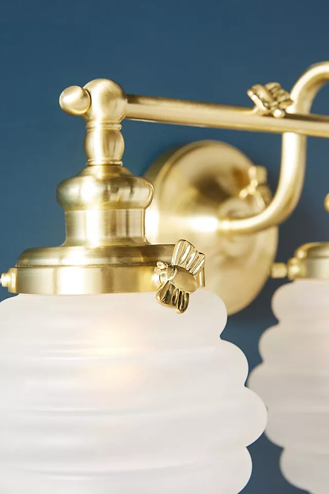 Aplique de pared para tocador de metal y vidrio Capigia: lámpara de baño moderna con estilo elegante