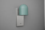 Charger l&#39;image dans la visionneuse de galerie, Applique murale Metio Dome en laiton, style milieu de siècle moderne – Un éclairage polyvalent pour les espaces de vie
