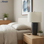 Charger l'image dans la visionneuse de galerie, Lampe de table Ceruna à base en céramique texturée avec abat-jour en tissu - Éclairage moderne de chevet pour chambre à coucher