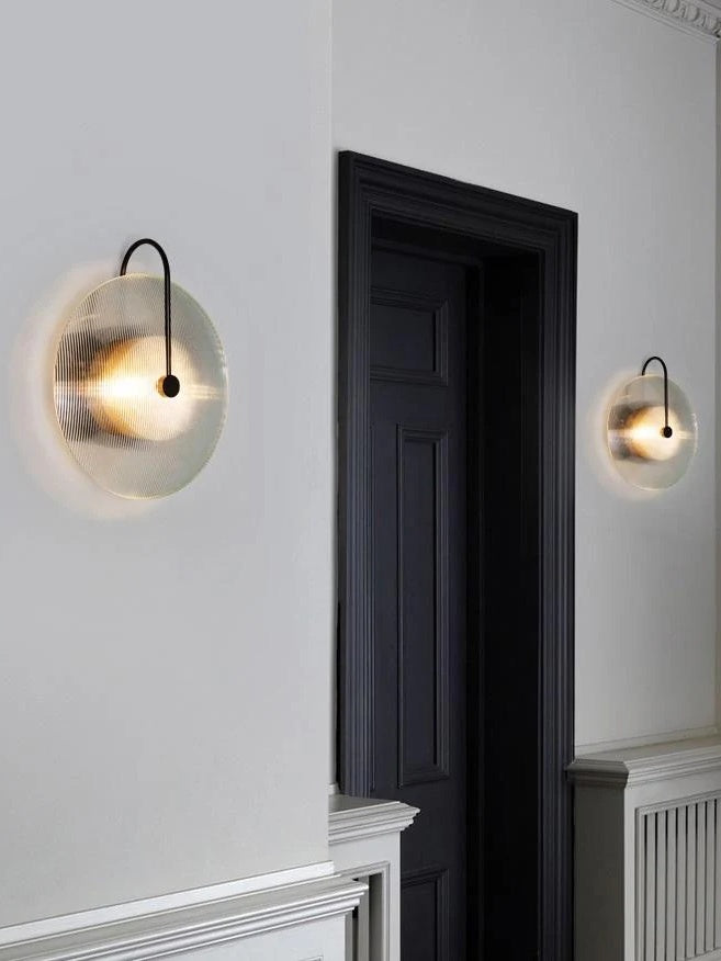 Moderne Glas-Wandleuchte – Gerippte Glasleuchte mit Scheiben-Wandhalterung
