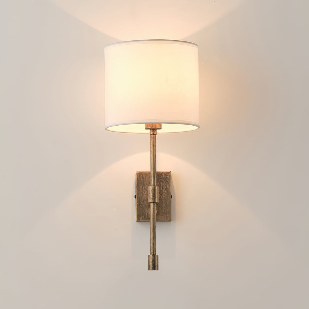 Applique murale Atticus avec abat-jour en tissu - Lampe murale moderne en laiton pour chambre et couloir
