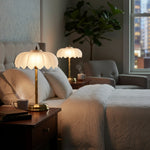 Charger l'image dans la visionneuse de galerie, Lampe de Table Élégante Aridia – Base Métallique Élégante et Abat-Jour en Verre pour Espaces Contemporains