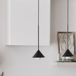 Cargar imagen en el visor de la Galería, Lámpara colgante cónica de metal Brivana: diseño minimalista moderno para comedores
