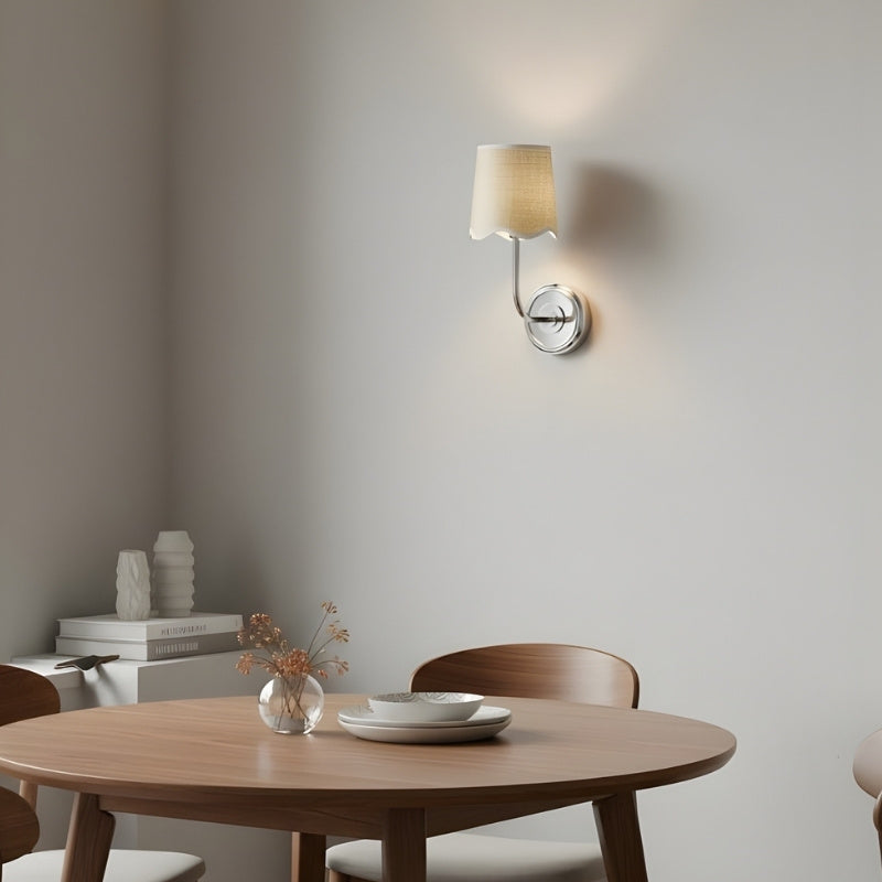 Lámpara de Pared de Metal Curvada Moderna Glissum con Pantalla de Tela Suave para Sala de Estar y Pasillo