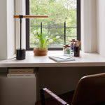 Cargar imagen en el visor de la Galería, Lámpara de mesa LED de madera lineal moderna Moss: giratoria y ajustable, carga USB

