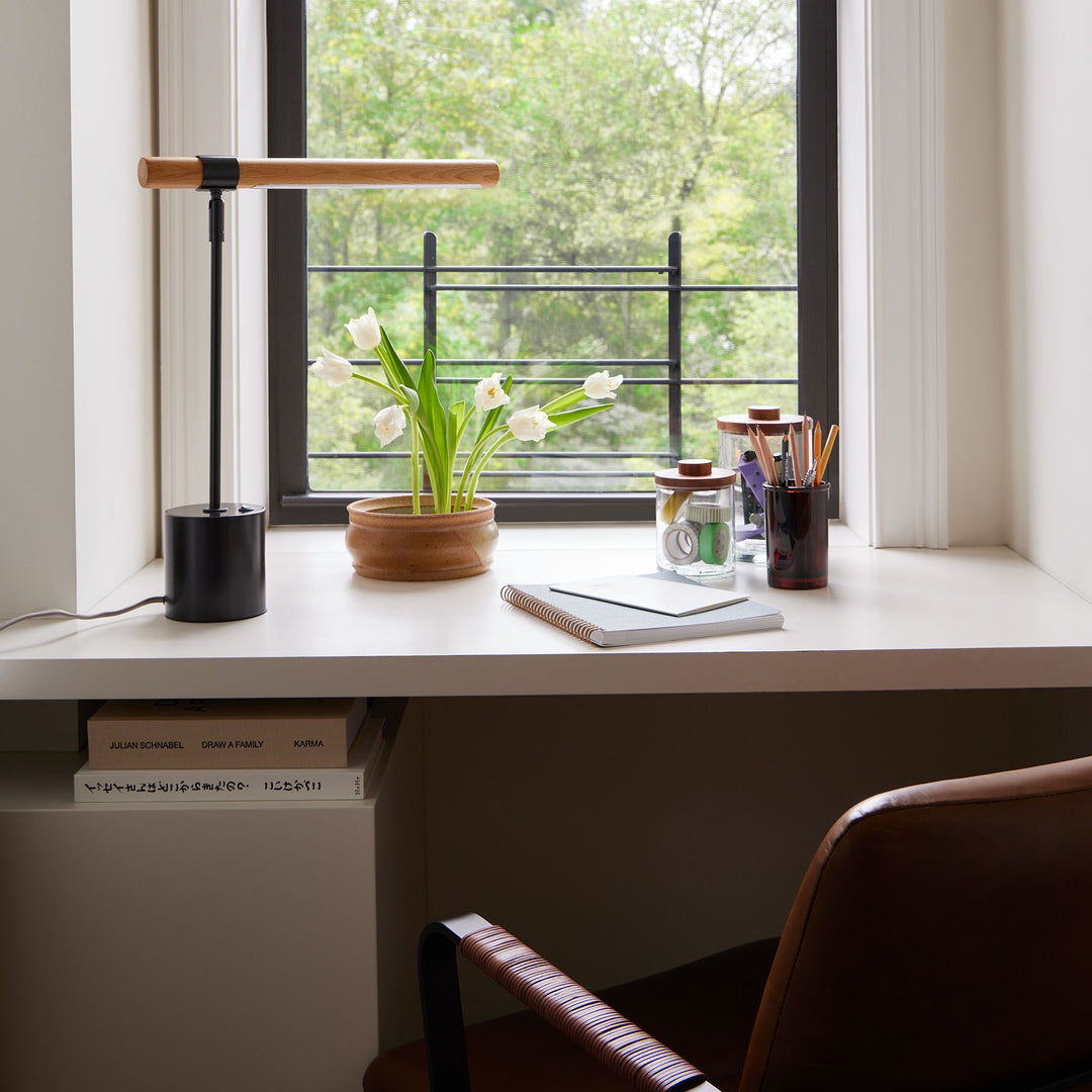 Lámpara de mesa LED de madera lineal moderna Moss: giratoria y ajustable, carga USB