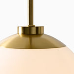 Cargar imagen en el visor de la Galería, Lámpara colgante Rivolence Globe: elegante iluminación de latón
