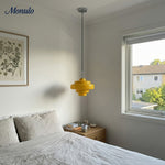 Cargar imagen en el visor de la Galería, Lámpara colgante Koloro con pantalla de vidrio coloreado: moderna lámpara de suspensión ajustable para interiores.