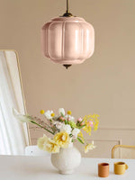 Bild in der Galerieansicht laden, Amerikanisches Vintage Cream Glass Shade Shaped Eloise Kronleuchter
