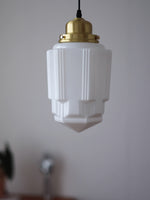 Bild in der Galerieansicht laden, Opalglas Pendelleuchte – Vintage Milchglas Pendelleuchte mit Messingakzent
