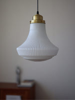 Bild in der Galerieansicht laden, Opalglas Pendelleuchte - Vintage Milchglas &amp; geripptes Design für elegante Räume
