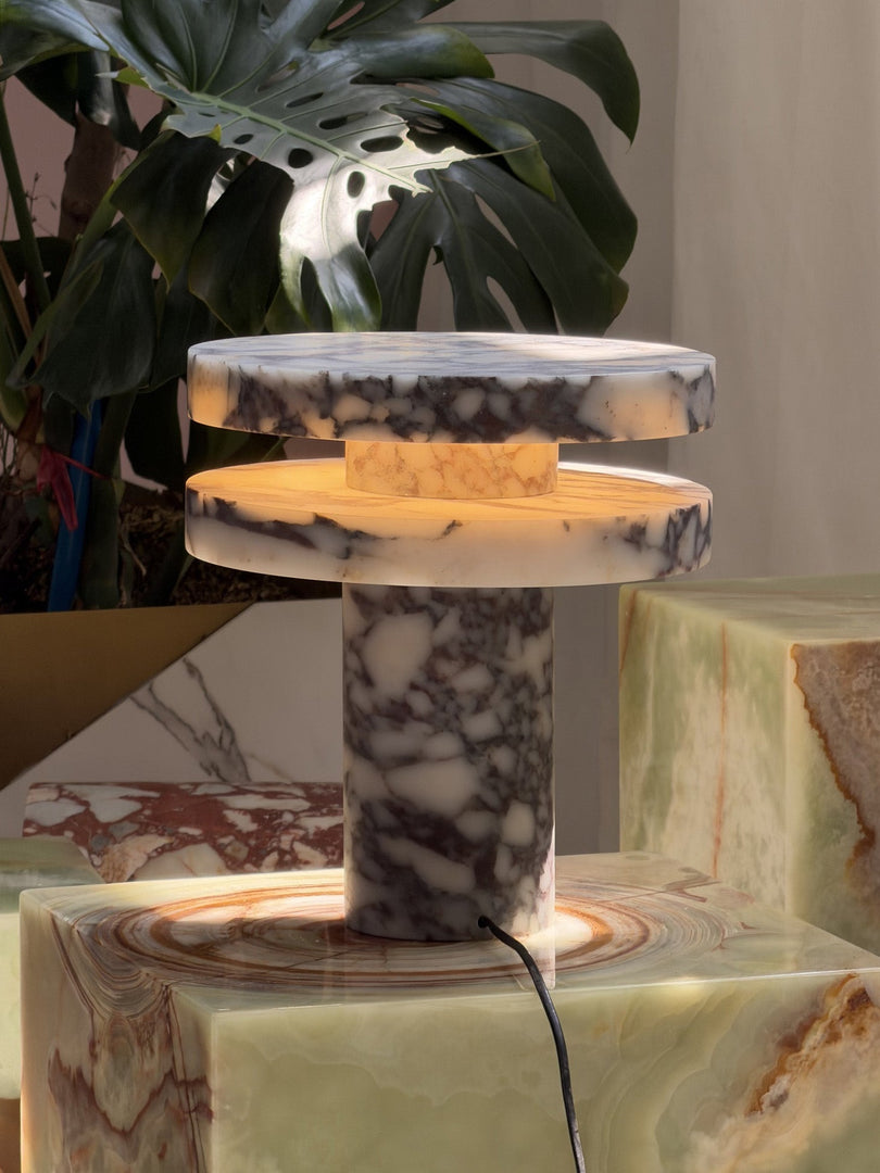 Moderne skulpturale Tischlampe mit zylindrischem Sockeldesign für Schlafzimmer-Nachttisch und Wohnzimmer
