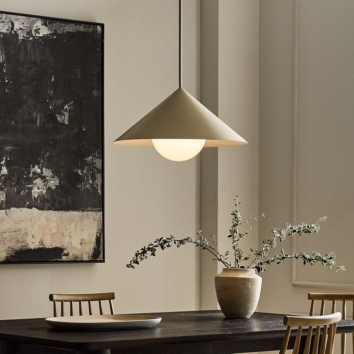 Lámpara colgante cónica de metal Brivana: diseño minimalista moderno para comedores