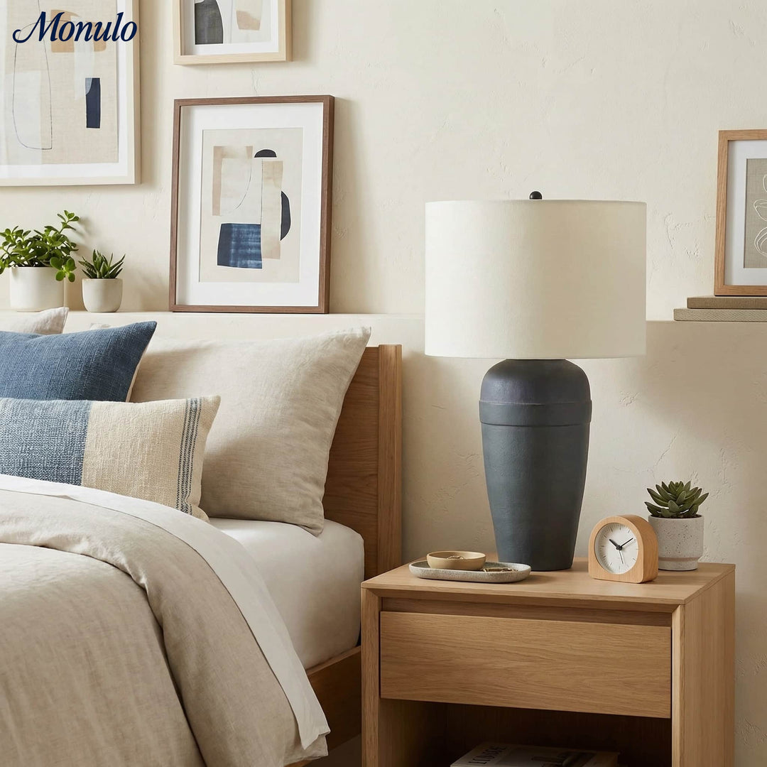 Lampe de table Ceruna à base en céramique texturée avec abat-jour en tissu - Éclairage moderne de chevet pour chambre à coucher