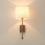 Charger l'image dans la visionneuse de galerie, Applique murale Atticus avec abat-jour en tissu - Lampe murale moderne en laiton pour chambre et couloir