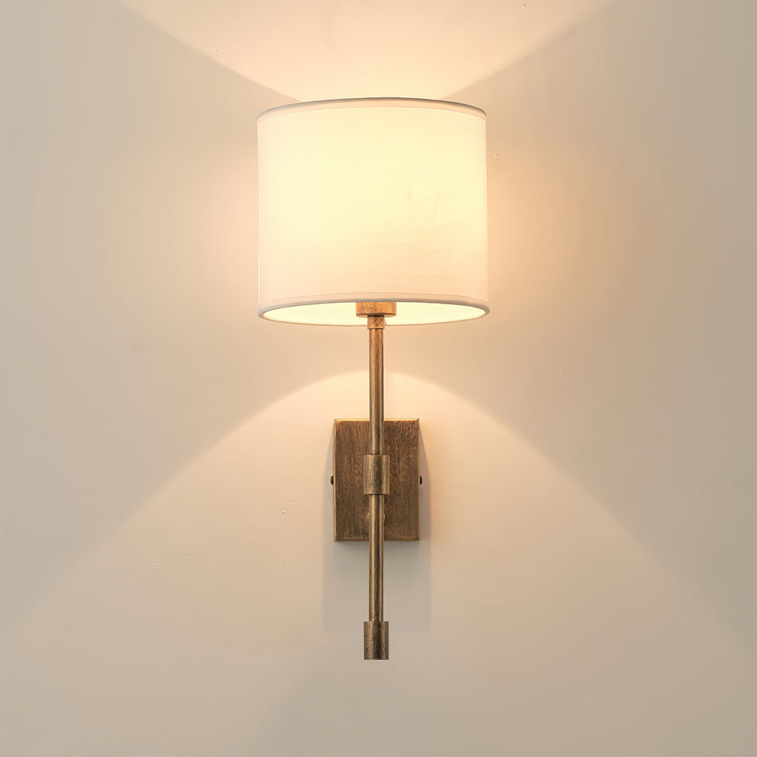 Applique murale Atticus avec abat-jour en tissu - Lampe murale moderne en laiton pour chambre et couloir