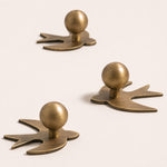 Cargar imagen en el visor de la Galería, Rounded grip and brushed antique brass surface