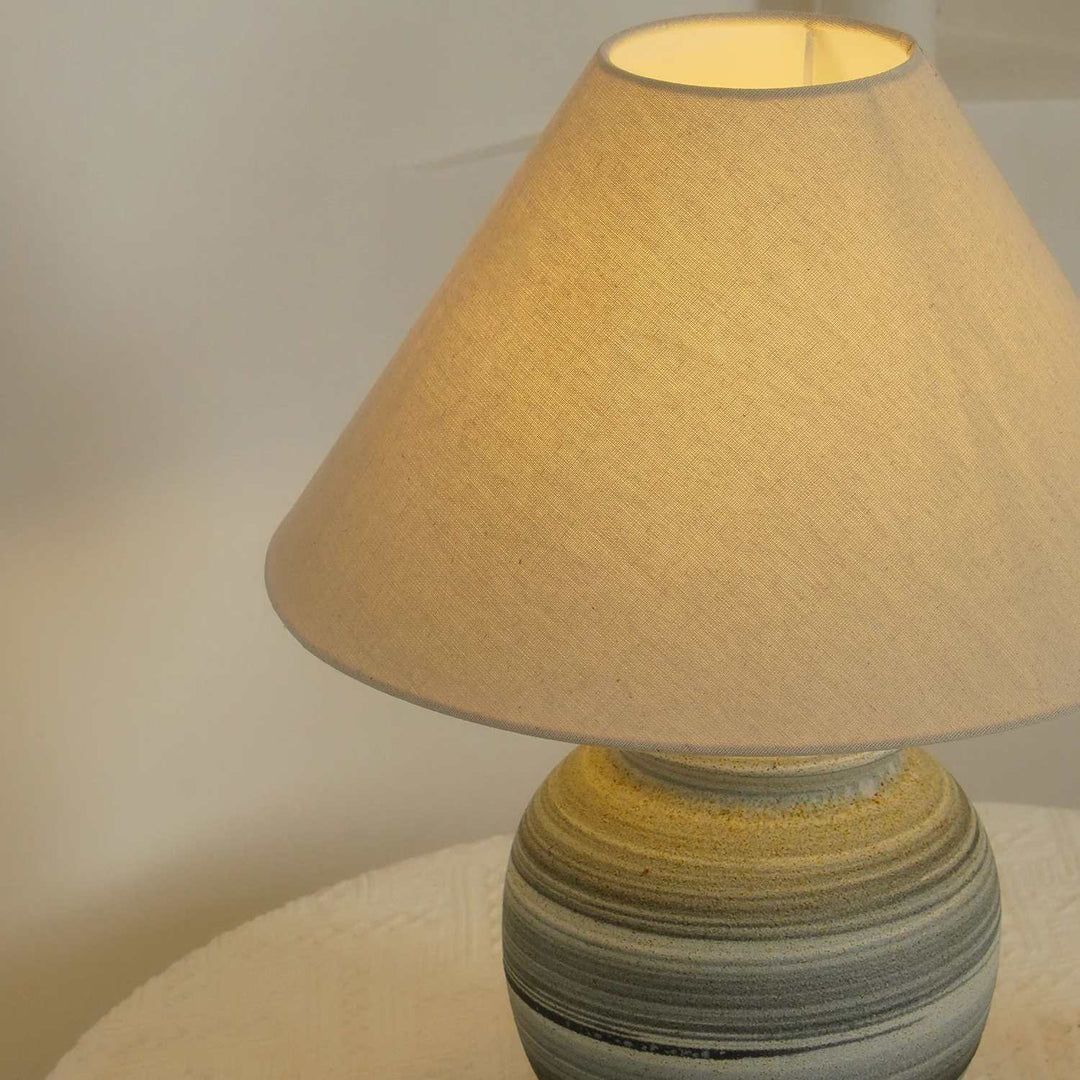 Lampe de table minimaliste en métal et céramique Ceravine - Design nordique pour chevet et salon