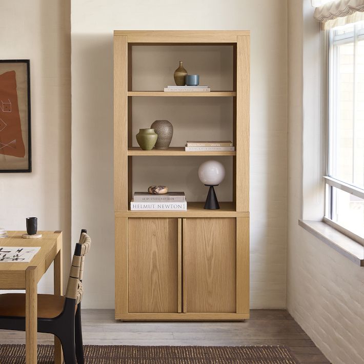 Lámpara de mesa moderna Ulvara: globo de cristal y base cónica para un dormitorio luminoso.