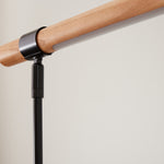 Cargar imagen en el visor de la Galería, Lámpara de mesa LED de madera lineal moderna Moss: giratoria y ajustable, carga USB
