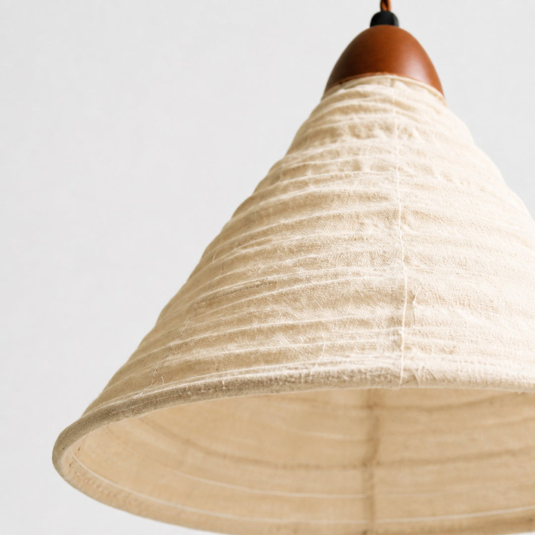 Kegelförmige Pendelleuchte aus plissiertem Stoff mit Holzhalterung