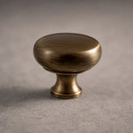 Bild in Gallery-Viewer laden, Cabinet hardware detail
