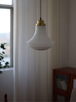 Bild in der Galerieansicht laden, Opalglas Pendelleuchte - Vintage Milchglas &amp; geripptes Design für elegante Räume
