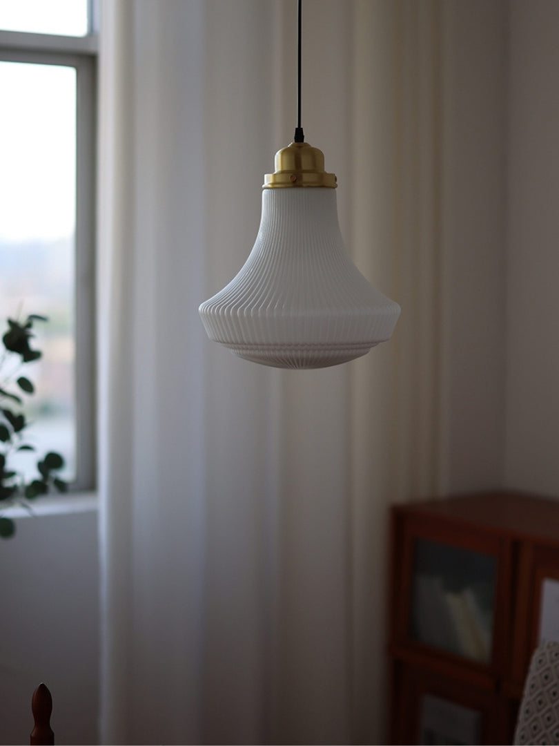 Opalglas Pendelleuchte - Vintage Milchglas & geripptes Design für elegante Räume