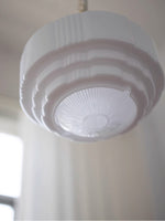 Bild in der Galerieansicht laden, Opalglas Pendelleuchte – Vintage Milchglas Pendelleuchte im Art Deco Stil
