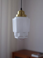 Bild in der Galerieansicht laden, Opalglas Pendelleuchte – Vintage Milchglas Pendelleuchte mit Messingakzent
