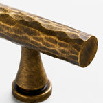 Bild in Gallery-Viewer laden, Close view of the Antique Brass T-Bar knob edge and mounting stem
