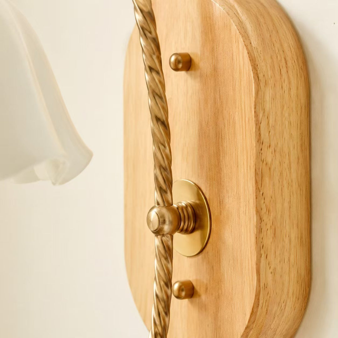 Vintage-Wandleuchte mit floralem Keramikschirm und Holz