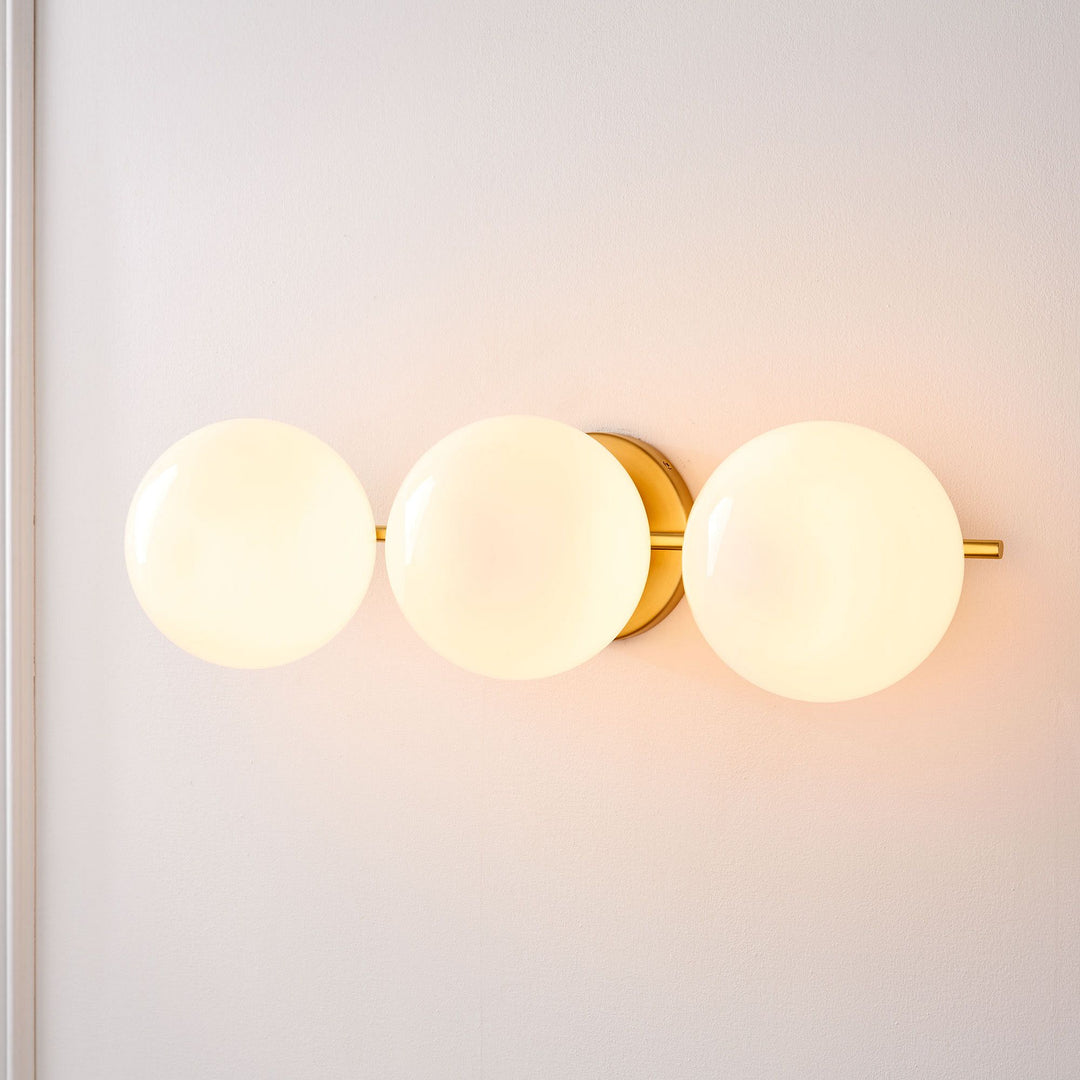 Aplique de pared Alessora Mid-Century Modern de 3 luces - Marco de metal y esferas de vidrio blanco