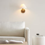 Cargar imagen en el visor de la Galería, Aplique de pared Diora: moderna lámpara de latón con elegante pantalla

