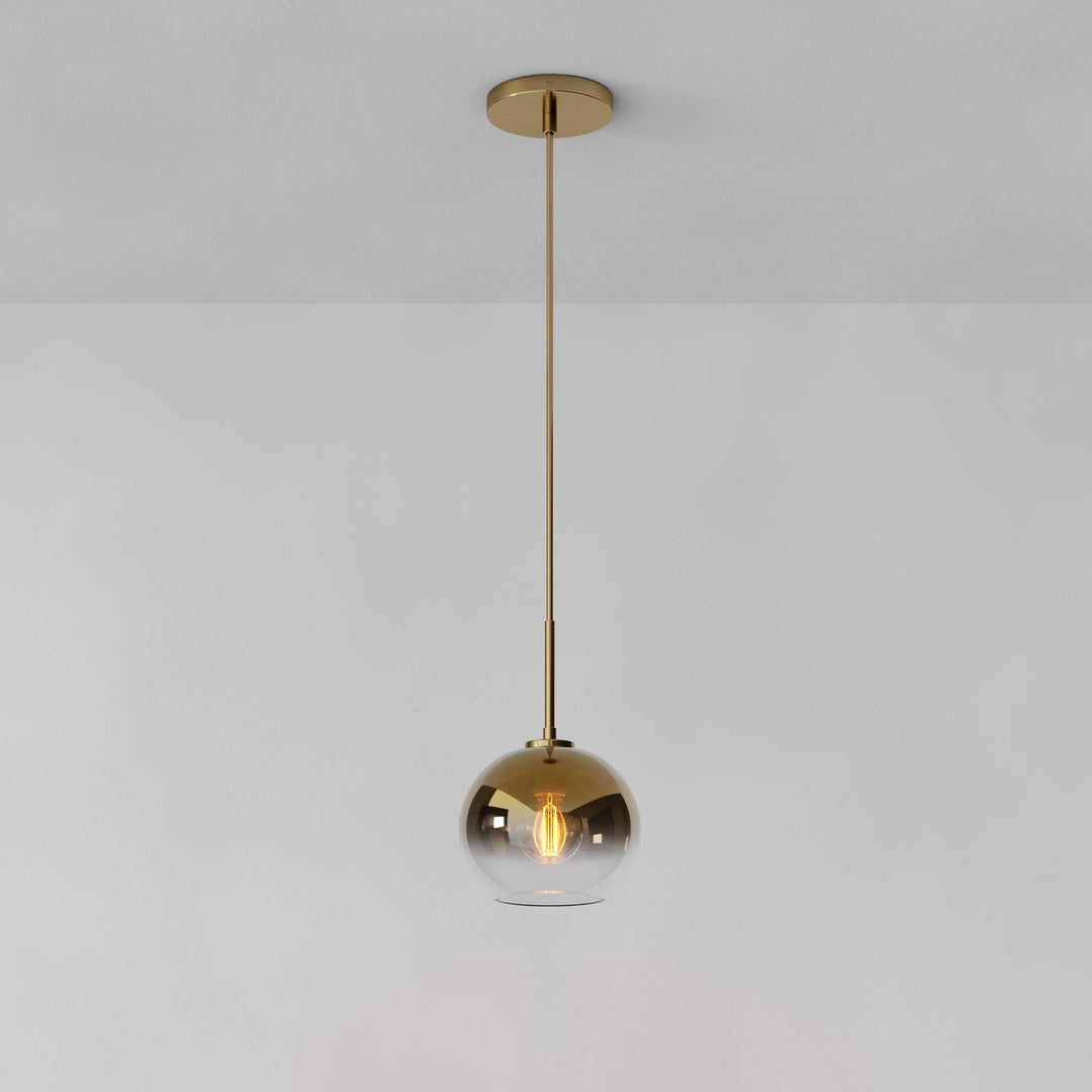 Lámpara colgante Selvion con forma de globo escultural: moderna lámpara colgante de cristal con un diseño elegante.