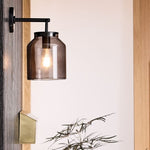Cargar imagen en el visor de la Galería, Aplique de pared minimalista para exterior Hanton: aplique industrial de metal mate para espacios modernos
